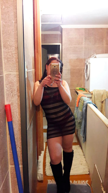 Linda escort madura en baño
