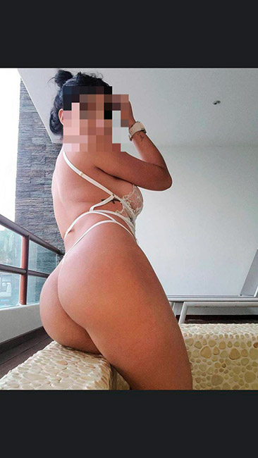 Hermosa Adina escort con vestido blanco