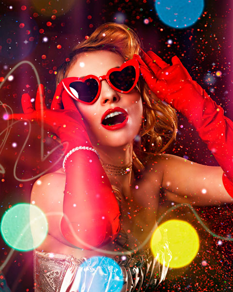 Mujer celebrando en fiesta con lentes de sol