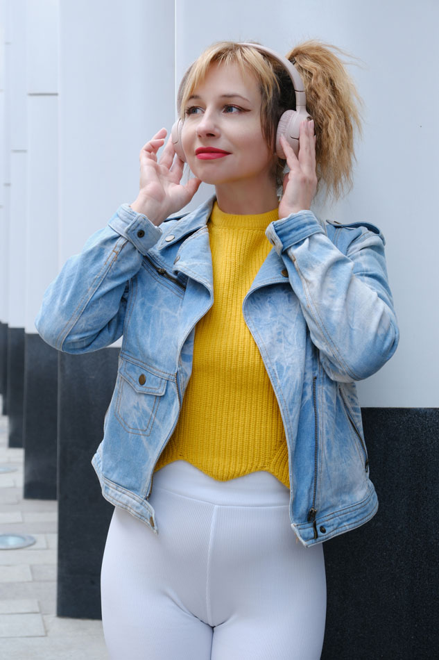 mujer con audifonos