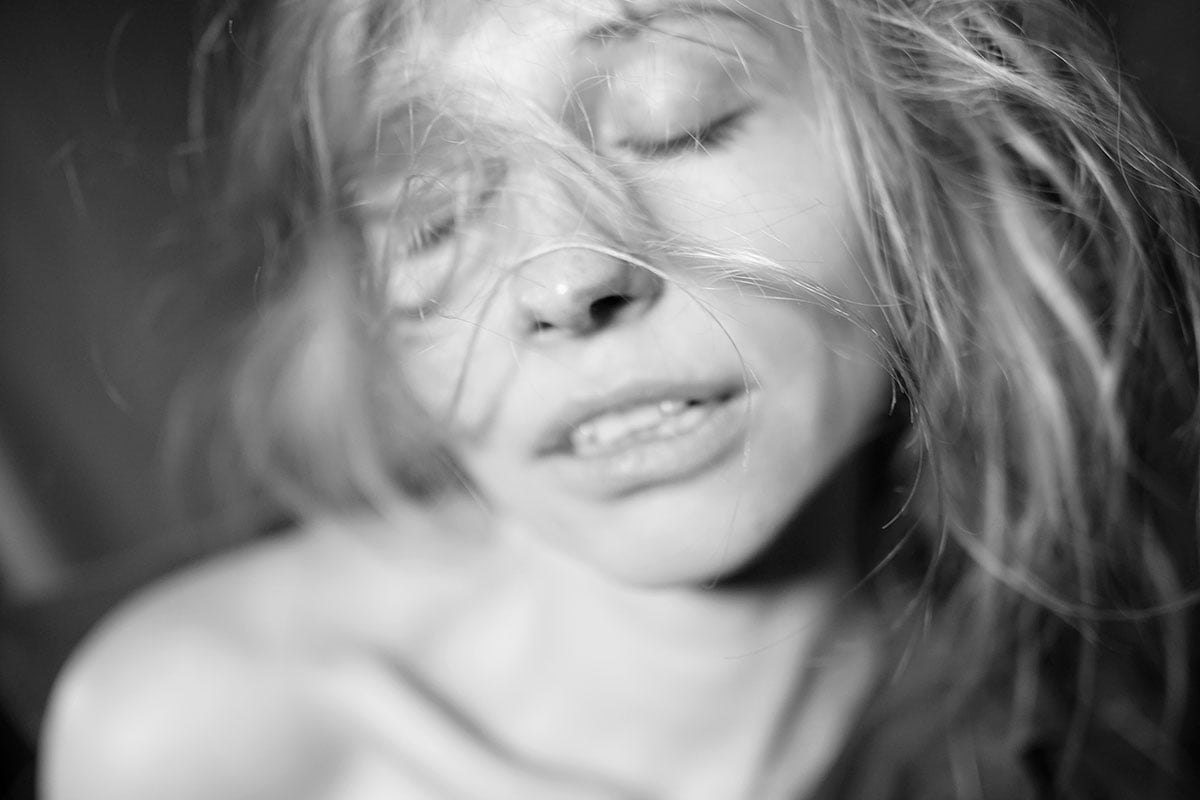 Mujer en blanco y negro expresion de placer